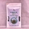Sachet en Kraft de 100g de graines de Chia. Sachet thermosoudé pour une bonne protection. Les graines de Chia sont riches en fibres, en Oméga 3 et en Calcium.